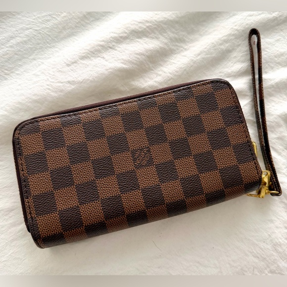 👑✅PRICE FIRM✅ Brown Large Double Zip Compartment Wristlet Wallet. - Picture 7 of 17